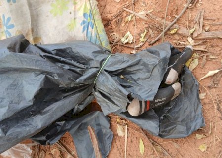 Corpo é encontrado enrolado em lona preta na região de Aral Moreira