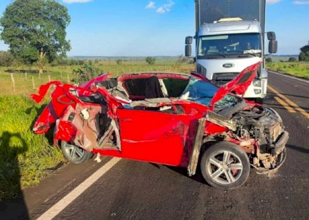 Mulher e criança ficam feridas após carro bater em caminhão na MS-040