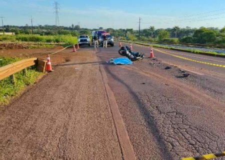 Motociclista morre ao bater em ve&iacute;culo de carga em trecho cr&iacute;tico da BR-163