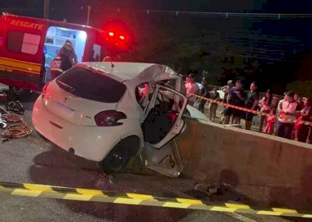 Jovem de 23 anos morre após carro colidir com mureta em avenida