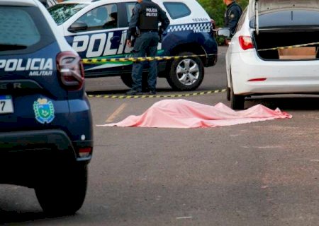 Homem &eacute; executado a tiros e PM encontra tabletes de droga em carro