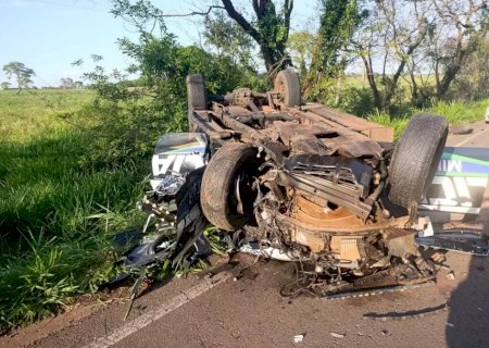 Militar morre após viatura bater em carreta e capotar na MS-295