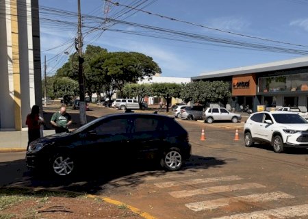 Colisão entre dois veículos mobiliza equipes de atendimento no centro de Caarapó