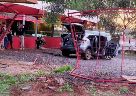 Carro carregado com maconha invade churrascaria durante fuga em Campo Grande