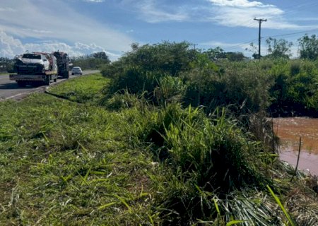 Carro com 4 pessoas aquaplana, cai em vala e fica submerso na BR-163