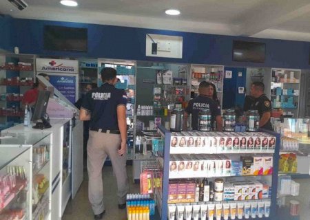 Dupla invade farmácia minutos após abertura e leva cofre em assalto relâmpago em Pedro Juan Caballero