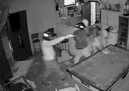 Grupo armado invade bar na fronteira, aterroriza clientes e foge com dinheiro e documentos