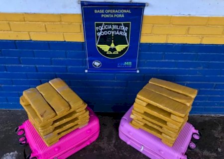 Jovem é presa com maconha sendo transportadas em malas rosa