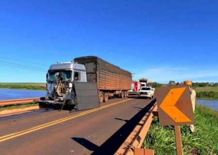 Carretinha se solta de caminhonete, invade contramão e atinge caminhão na MS-395