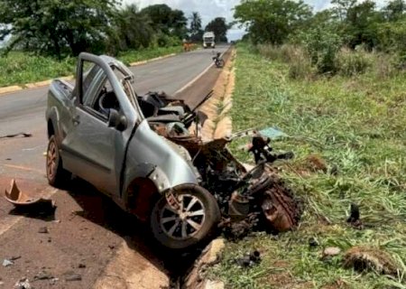 Motorista morre ap&oacute;s bater em carreta e carro partir ao meio; 9&ordf; vitima do dia