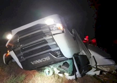 Caminhoneiro morre e mulher fica ferida em capotamento na MS-240