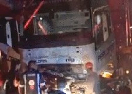 Motorista morre ap&oacute;s carro ser partido ao meio em colis&atilde;o com carreta