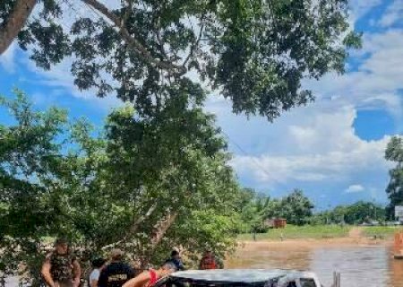 Caminhonete cai de balsa e homem morre afogado em rio