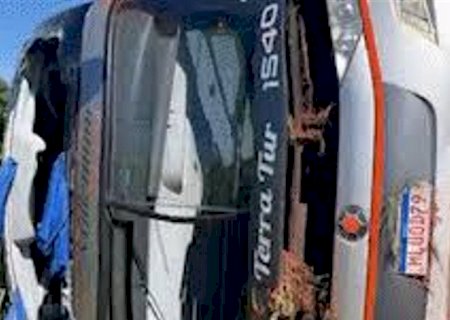 Ônibus tomba na BR-163 e deixa duas pessoas mortos na véspera de Natal em MS