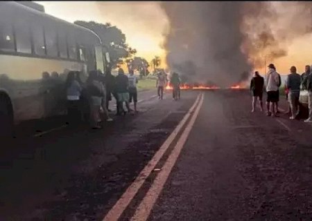 Indígenas bloqueiam MS-162 com fogo em protesto por melhorias nas estradas em Sidrolândia
