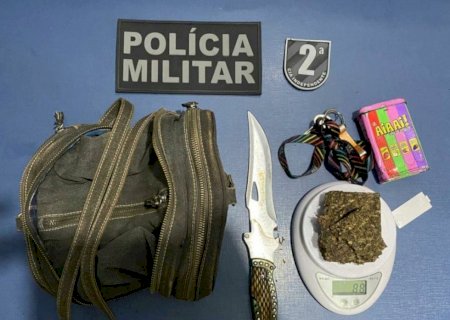 PM prende suspeito de tráfico de drogas nas proximidades do Fórum em Caarapó