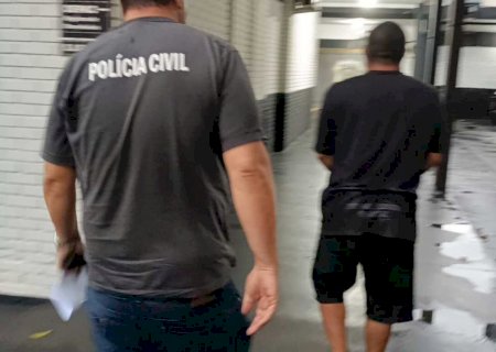 Homem tenta matar mulher a facadas e é preso enquanto fugia em Laguna Carapã