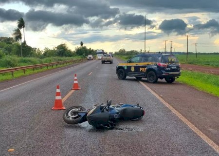 Motociclista morre após perder controle e bater em proteção na BR-163