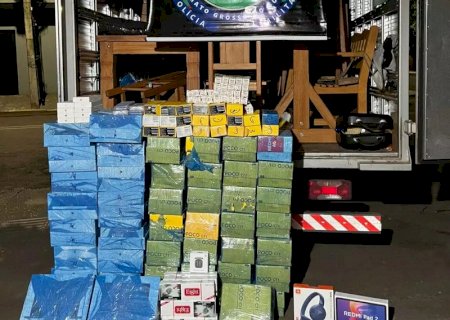 Caminhão carregado de móveis escondia celulares e eletrônicos avaliados em R$ 1,7 milhão