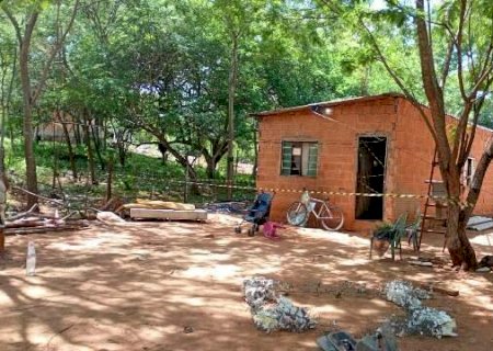 Dois homens s&atilde;o assassinados a facadas em Lad&aacute;rio