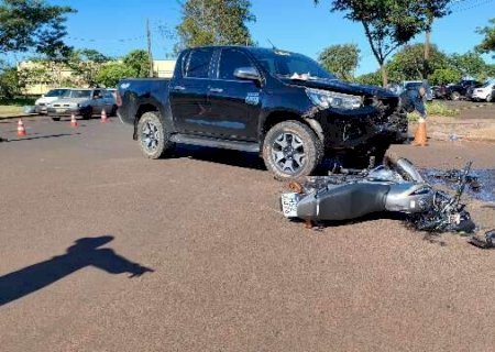 Motociclista de 19 anos morre ao ser atingido por caminhonete em cruzamento