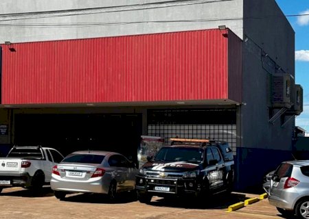 Mais de 2 toneladas de carne estragada são apreendidas em supermercado e homem vai preso
