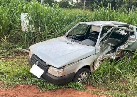 Carro aquaplana e motorista fica preso &agrave;s ferragens ap&oacute;s colis&atilde;o com camionete