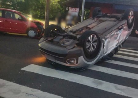 Carro de PRF capota ao ser atingido por motorista de aplicativo no Centro