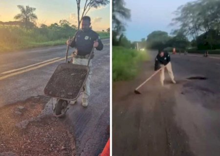Agentes da PRF tapam buracos com cascalhos na BR-376 para evitar acidentes