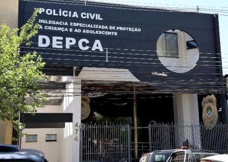 Menina de 13 anos chama a PM ap&oacute;s pai espancar irm&atilde;o com peda&ccedil;o de madeira