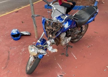 Motociclista fica ferido em colisão com carro em cruzamento de Caarapó