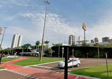 Mulher fica fora de controle, passa amaciante nas partes íntimas e morde policial em shopping