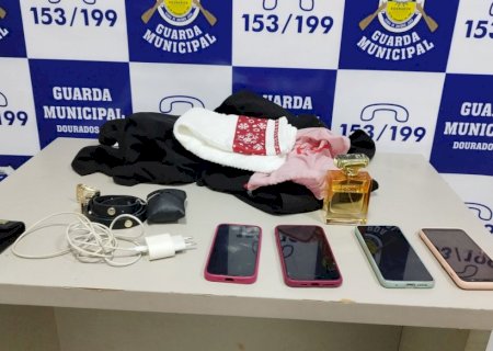 Homem é preso nu após invadir loja e tentar fugir pulando muros no centro de Dourados>