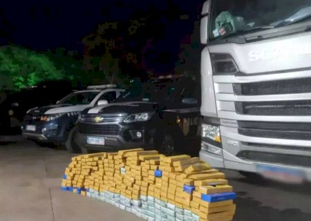 Carreta usada pelo tráfico é interceptada e 250 quilos de maconha são apreendidos