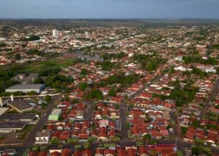 Empres&aacute;rio &eacute; preso com arma e R$ 826 mil em cheques de &ldquo;d&iacute;vidas de clientes&rdquo;