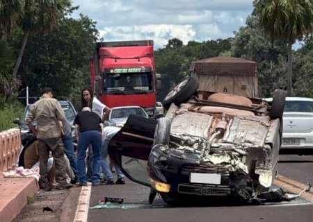 Ve&iacute;culo capota e deixa tr&ecirc;s feridos em trecho da BR-262