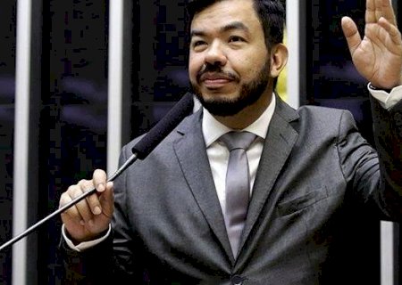 Proibido de chegar perto da esposa após agressão, ex-deputado diz que ‘família atravessa momento delicado