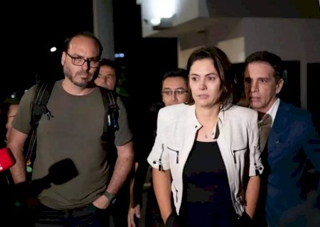 'Minha senadora', diz Carlos sobre Michelle Bolsonaro candidata no DF