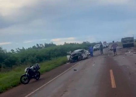 Colisão entre carro e carreta deixa um morto na BR-463