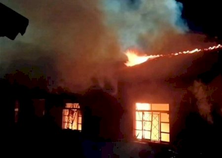 Homens brigam em pizzaria e ateiam fogo em casa de Dourados (vídeo)>