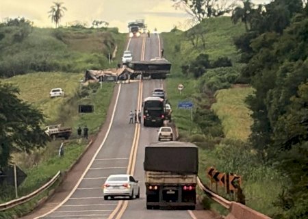 Bitrem tomba e interdita parcialmente a rodovia MS-156 entre Amambai e Caarapó