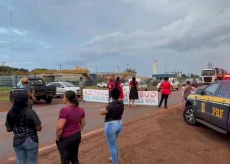 Populares bloqueiam trecho da BR-163, entre Dourados e Caarapó, e pedem segurança no local