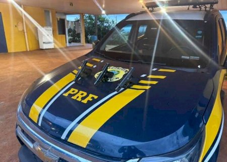 Mulher ligada ao Comando Vermelho &eacute; presa com pistolas amarradas ao corpo