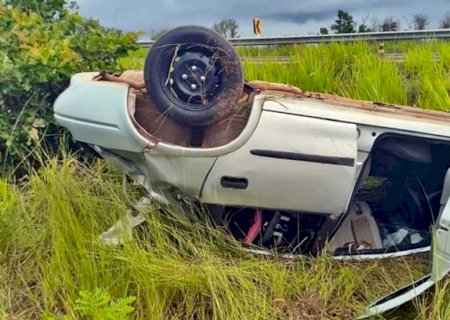Motorista morre ao capotar carro na MS-430