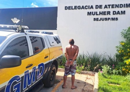 Homem é preso em Dourados após agredir companheira com chutes na cabeça