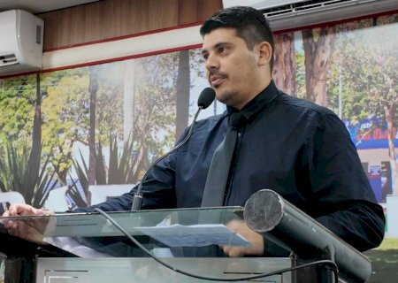 Vereador volta a cobrar revisão de decreto que proíbe estacionamento noturno no centro de Caarapó