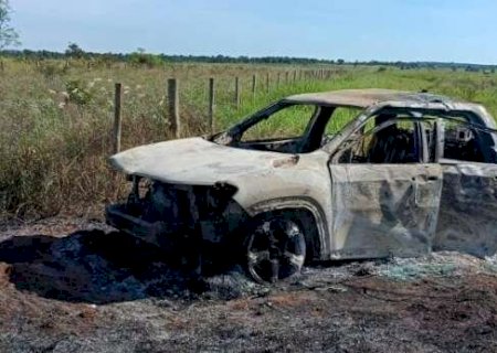 Pol&iacute;cia tenta identificar corpo encontrado em picape incendiada na fronteira