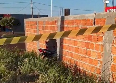 Motociclista morre após perder controle e bater  violentamente contra muro