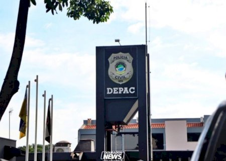 Mulher é flagrada se masturbando em frente a comércio no Água Boa