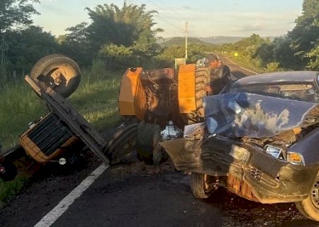 Colis&atilde;o na MS-080 deixa quatro feridos e parte trator ao meio